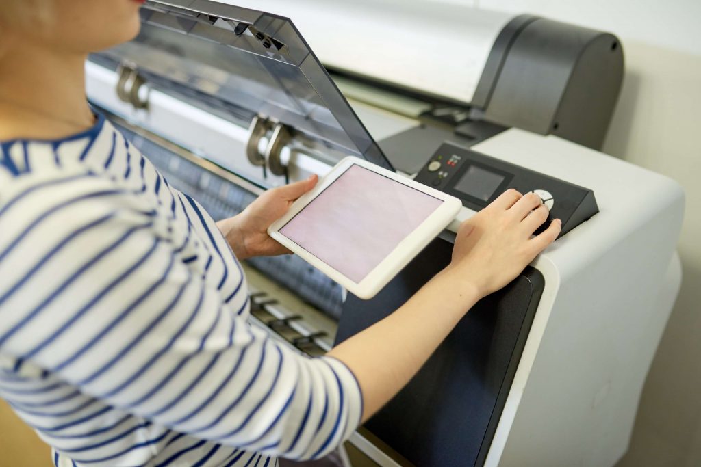 Why You Should Use Commercial Printing Services Over Desktop Printing